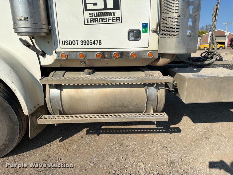 image for item FK3404 2019 Western Star 4900 semi truck