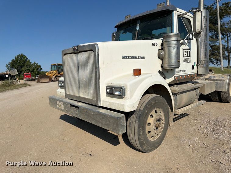 image for item FK3404 2019 Western Star 4900 semi truck