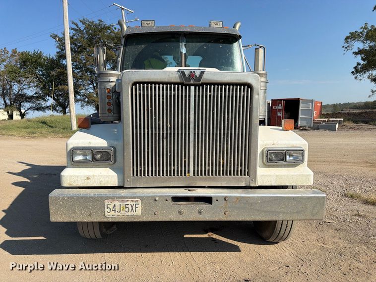 image for item FK3404 2019 Western Star 4900 semi truck