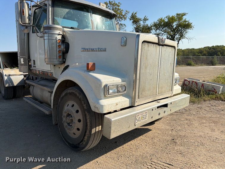 image for item FK3404 2019 Western Star 4900 semi truck