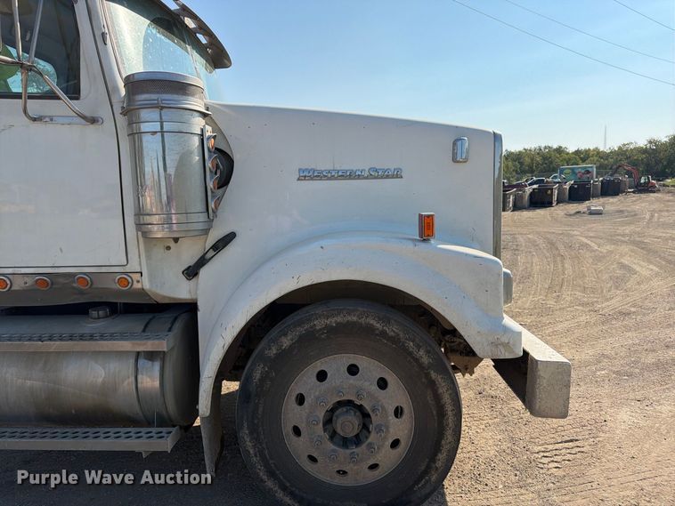 image for item FK3404 2019 Western Star 4900 semi truck