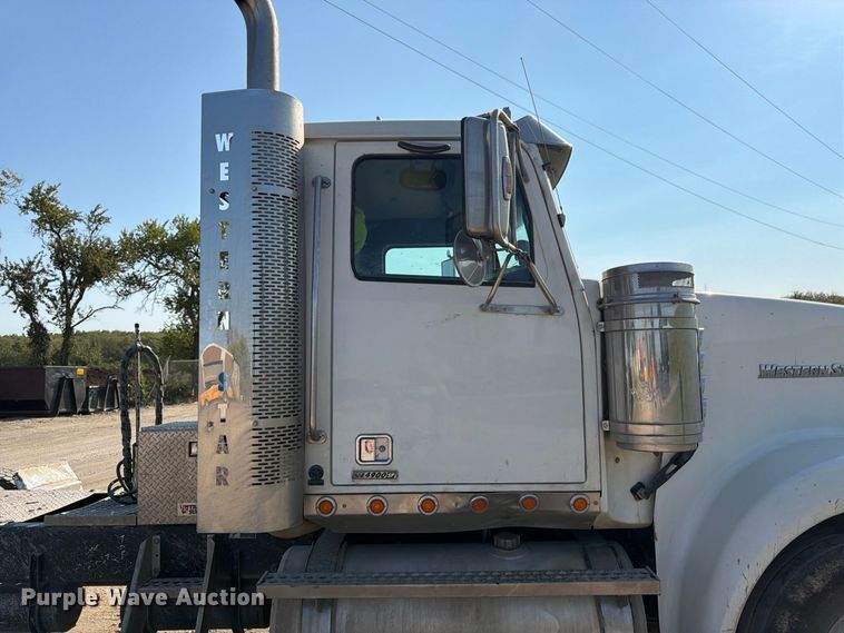 image for item FK3404 2019 Western Star 4900 semi truck