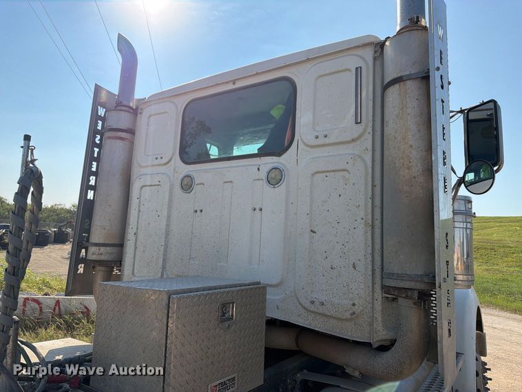 image for item FK3404 2019 Western Star 4900 semi truck