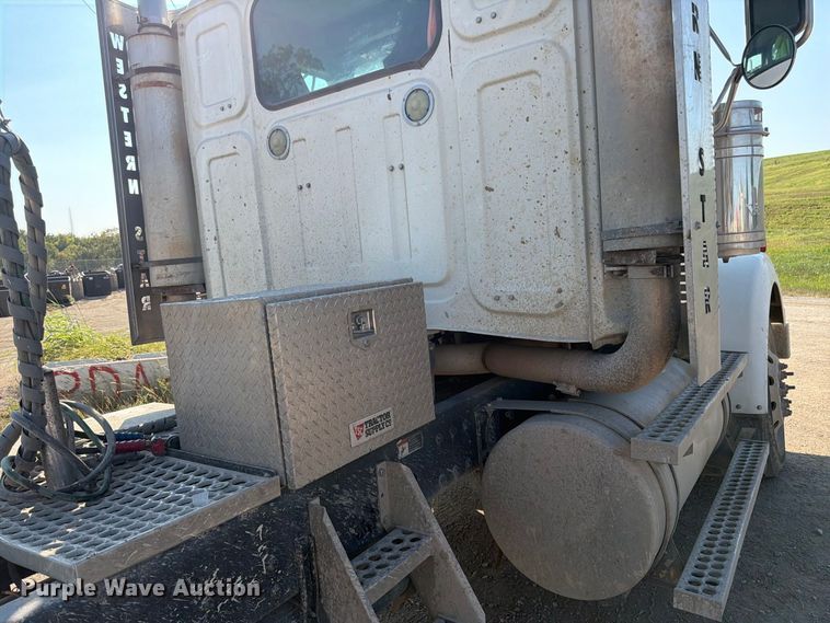 image for item FK3404 2019 Western Star 4900 semi truck