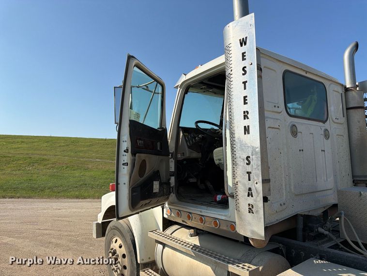 image for item FK3404 2019 Western Star 4900 semi truck