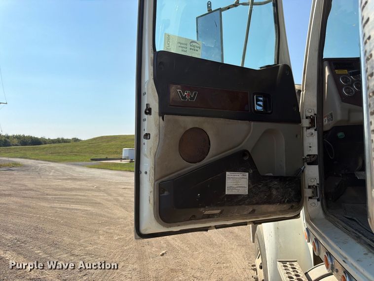 image for item FK3404 2019 Western Star 4900 semi truck