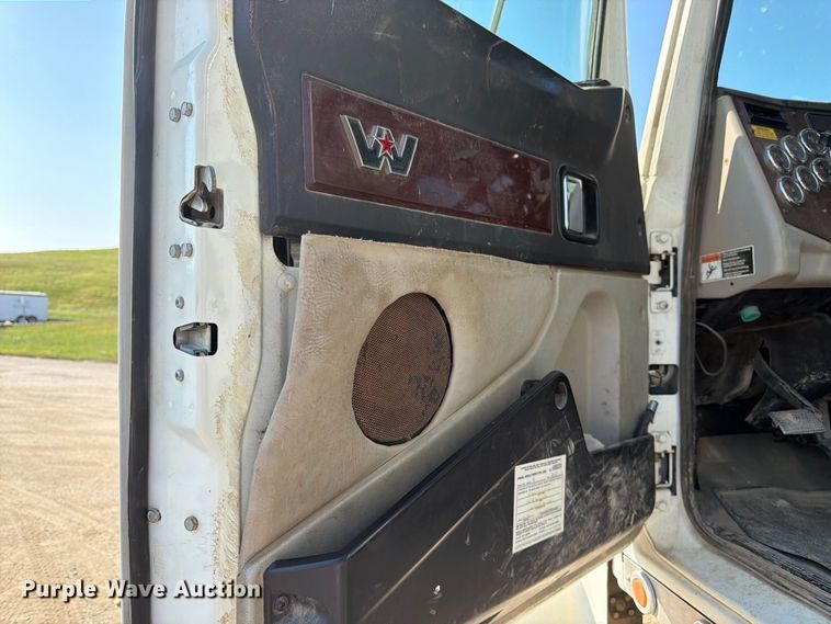 image for item FK3404 2019 Western Star 4900 semi truck