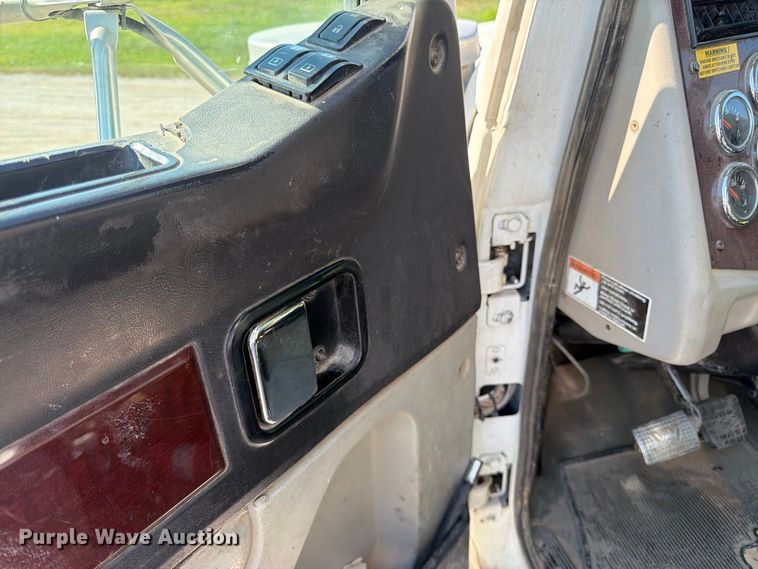 image for item FK3404 2019 Western Star 4900 semi truck