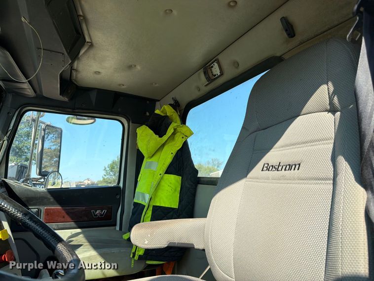 image for item FK3404 2019 Western Star 4900 semi truck
