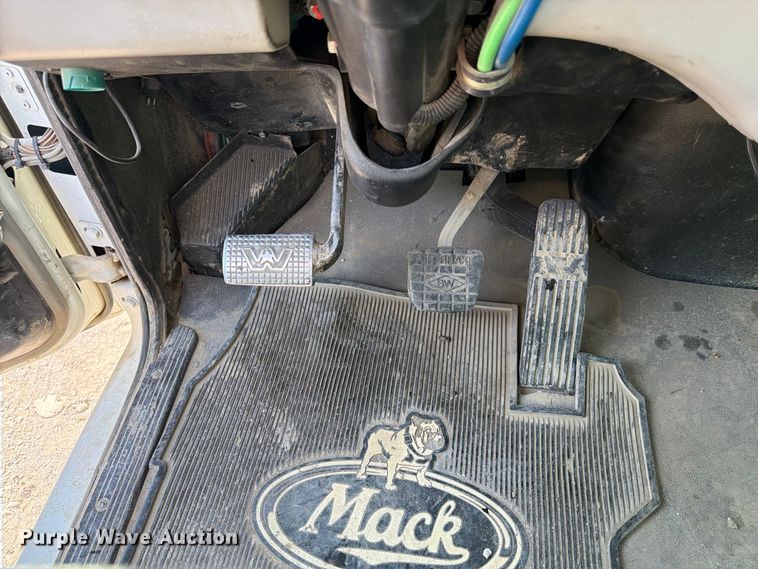 image for item FK3404 2019 Western Star 4900 semi truck