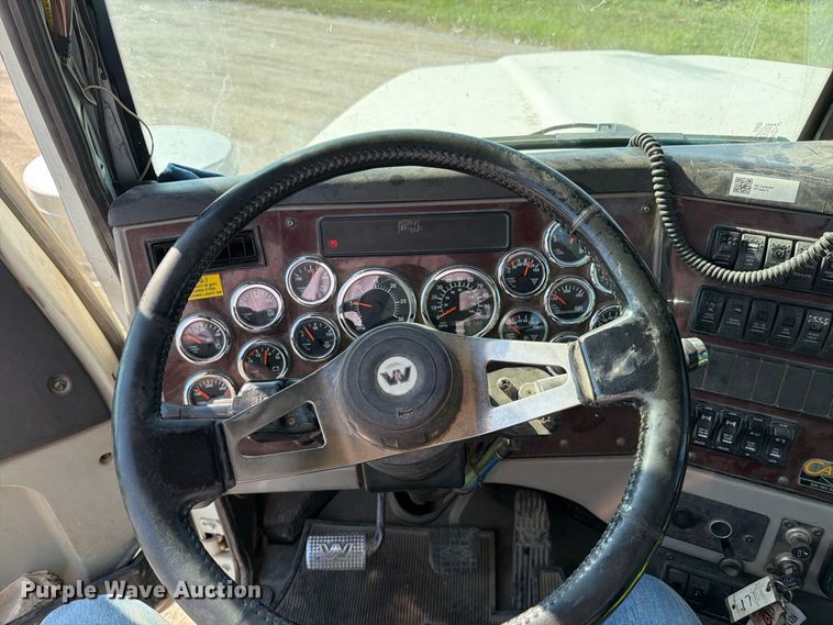 image for item FK3404 2019 Western Star 4900 semi truck