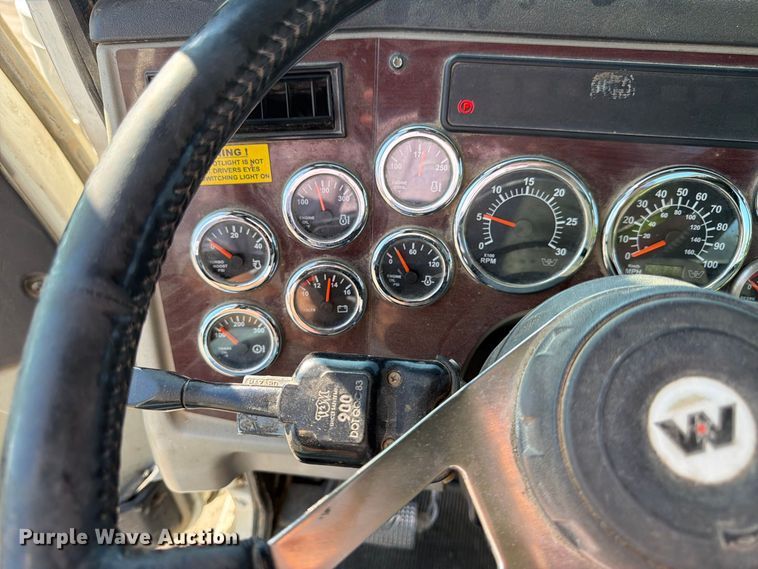 image for item FK3404 2019 Western Star 4900 semi truck