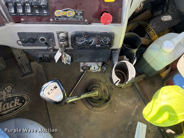 image for item FK3404 2019 Western Star 4900 semi truck