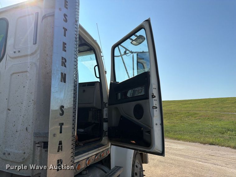 image for item FK3404 2019 Western Star 4900 semi truck
