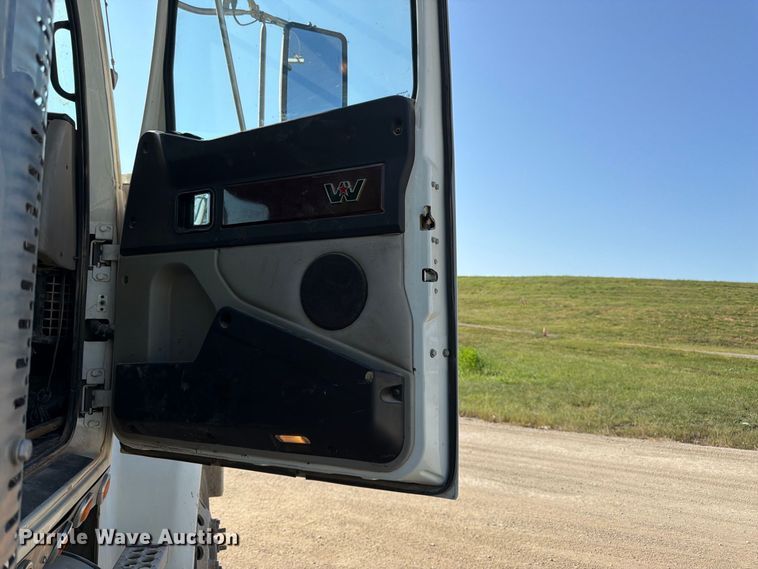 image for item FK3404 2019 Western Star 4900 semi truck