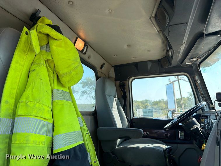 image for item FK3404 2019 Western Star 4900 semi truck