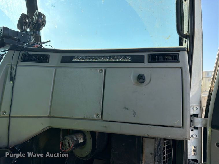 image for item FK3404 2019 Western Star 4900 semi truck