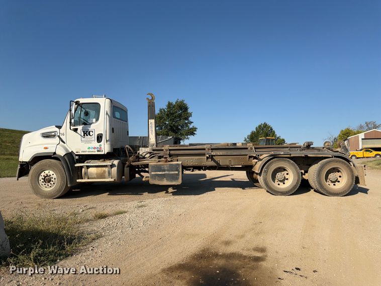 image for item FK3405 2015 Freightliner 114SD hook lift truck