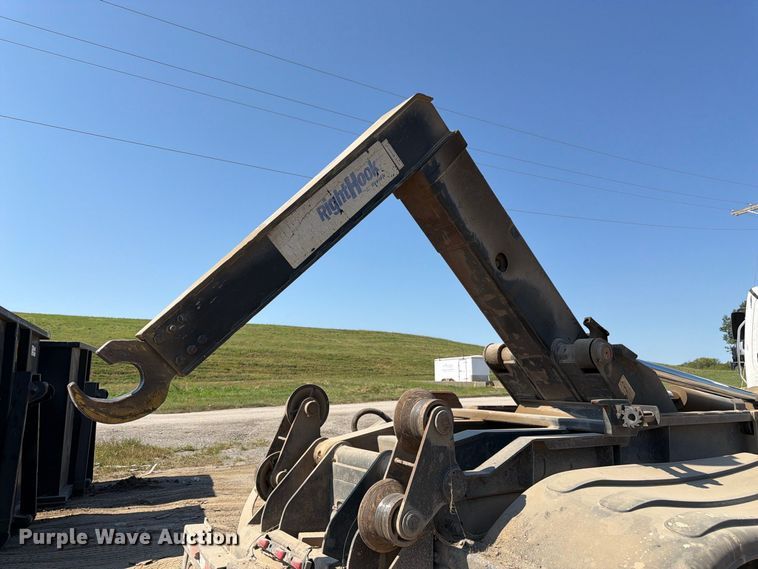 image for item FK3405 2015 Freightliner 114SD hook lift truck