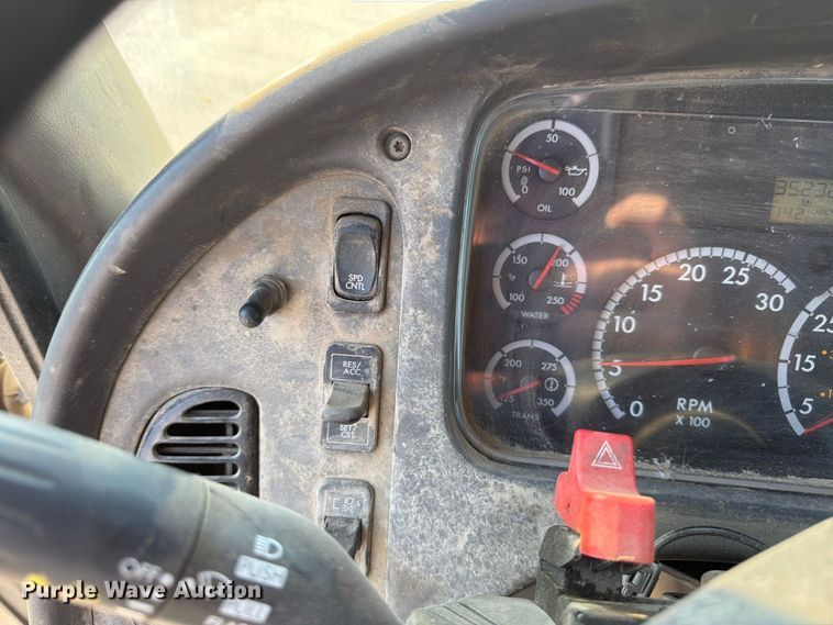 image for item FK3405 2015 Freightliner 114SD hook lift truck