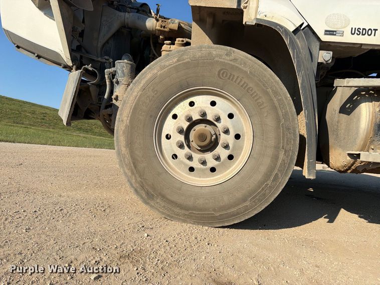 image for item FK3405 2015 Freightliner 114SD hook lift truck