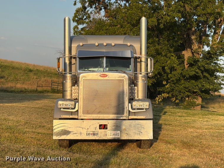 image for item FK3664 2002 Peterbilt 379 semi truck