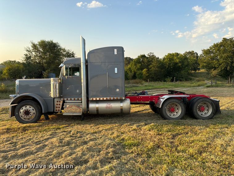 image for item FK3664 2002 Peterbilt 379 semi truck