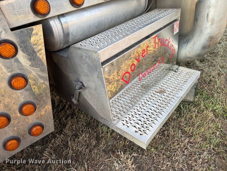 image for item FK3664 2002 Peterbilt 379 semi truck