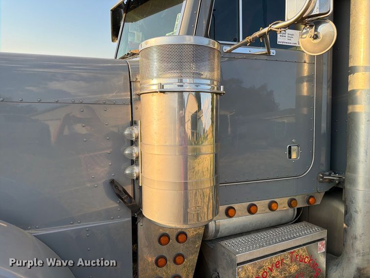 image for item FK3664 2002 Peterbilt 379 semi truck