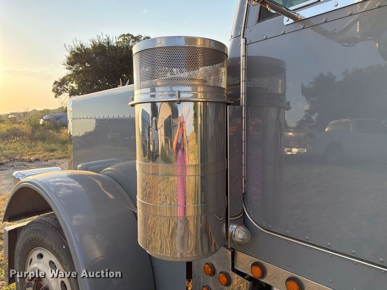 image for item FK3664 2002 Peterbilt 379 semi truck