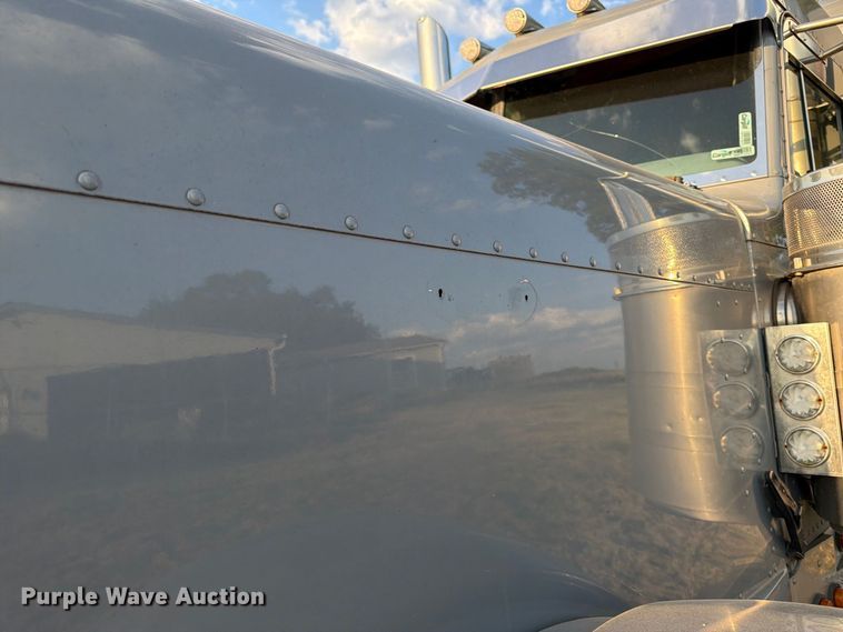 image for item FK3664 2002 Peterbilt 379 semi truck
