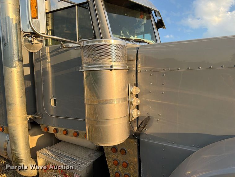 image for item FK3664 2002 Peterbilt 379 semi truck