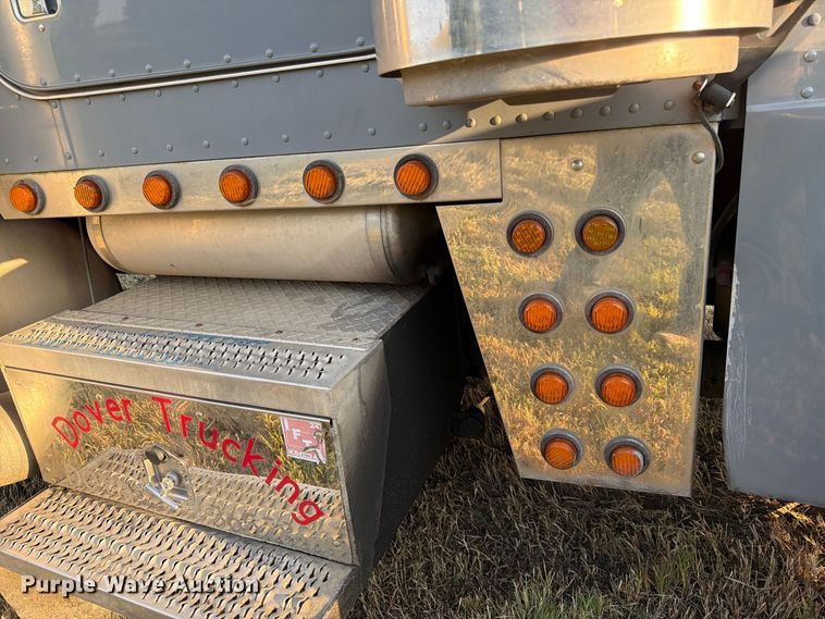 image for item FK3664 2002 Peterbilt 379 semi truck