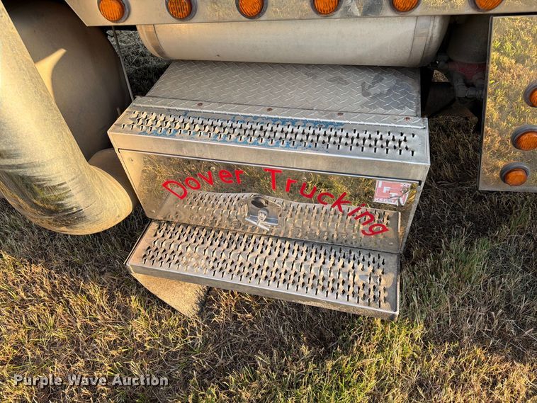 image for item FK3664 2002 Peterbilt 379 semi truck