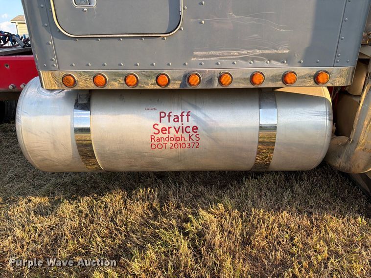 image for item FK3664 2002 Peterbilt 379 semi truck