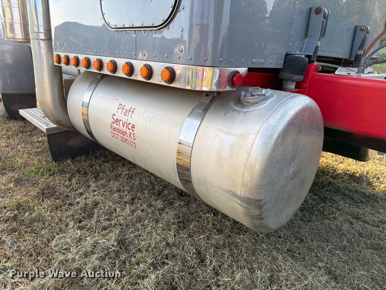 image for item FK3664 2002 Peterbilt 379 semi truck