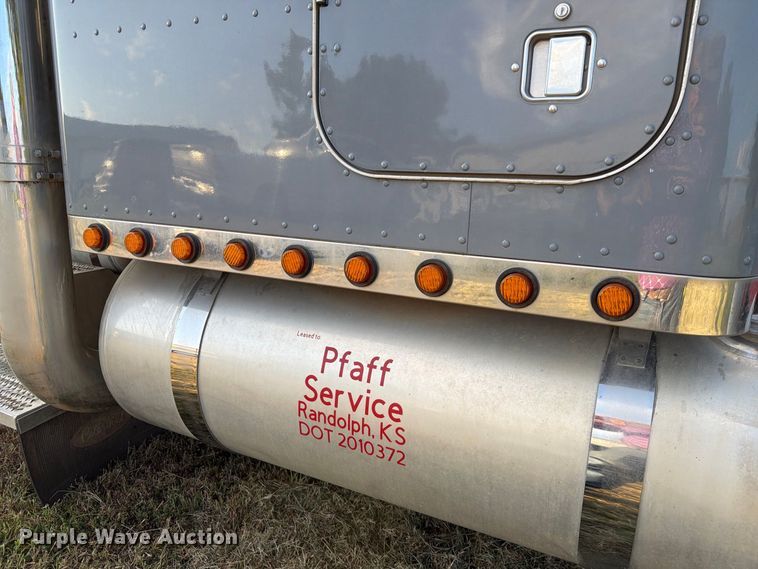 image for item FK3664 2002 Peterbilt 379 semi truck