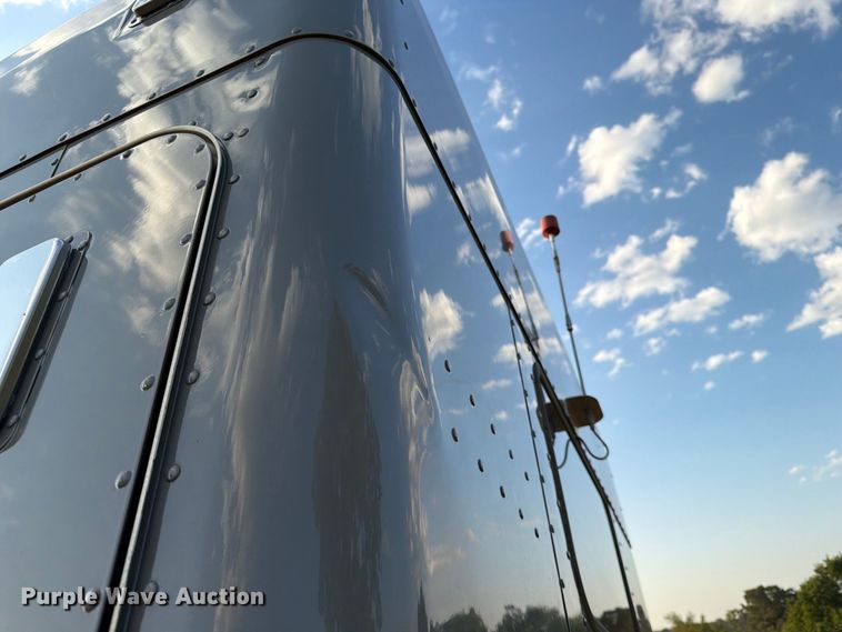 image for item FK3664 2002 Peterbilt 379 semi truck