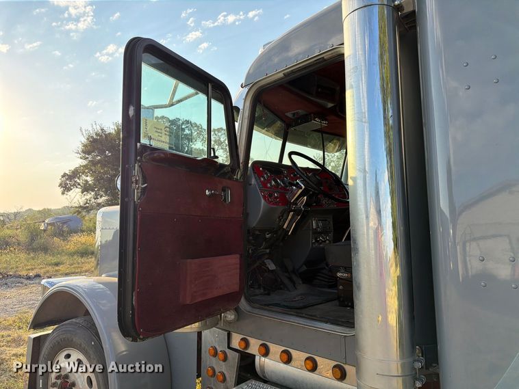 image for item FK3664 2002 Peterbilt 379 semi truck