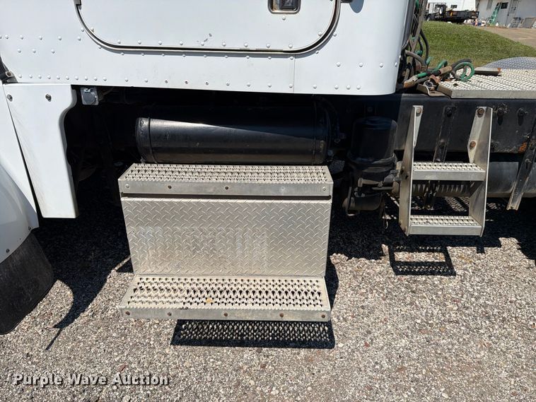 image for item FK4154 2002 Peterbilt 378 semi truck