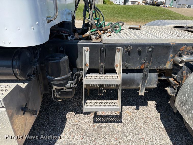 image for item FK4154 2002 Peterbilt 378 semi truck