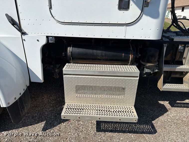 image for item FK4156 2002 Peterbilt 378 semi truck