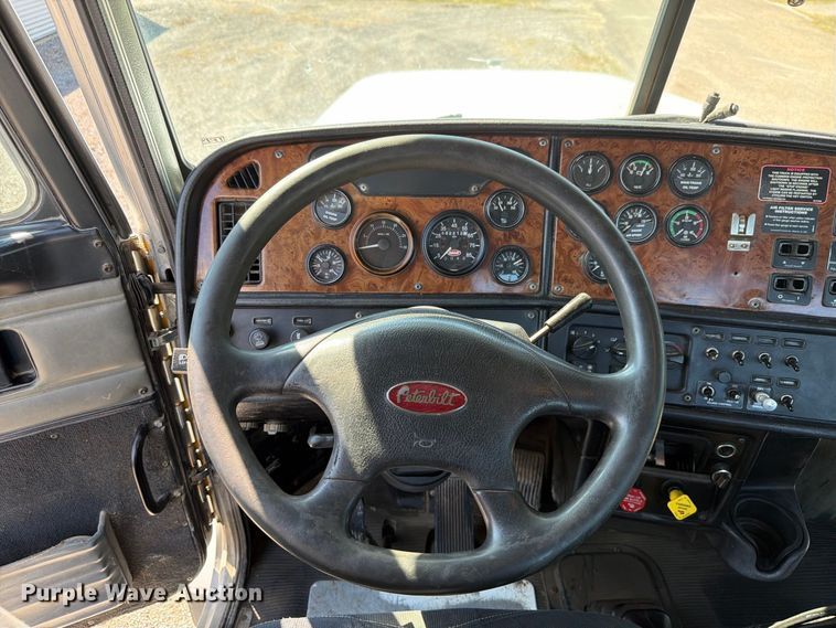 image for item FK4156 2002 Peterbilt 378 semi truck