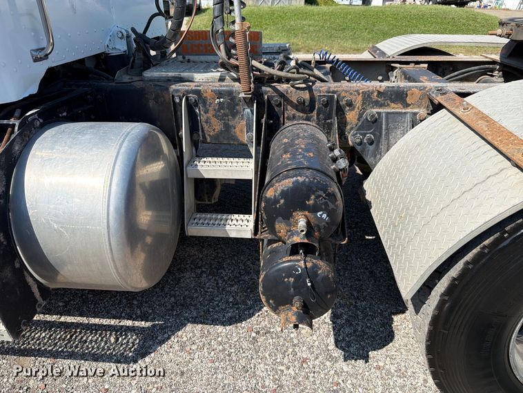 image for item FK4157 2006 Peterbilt 379 semi truck