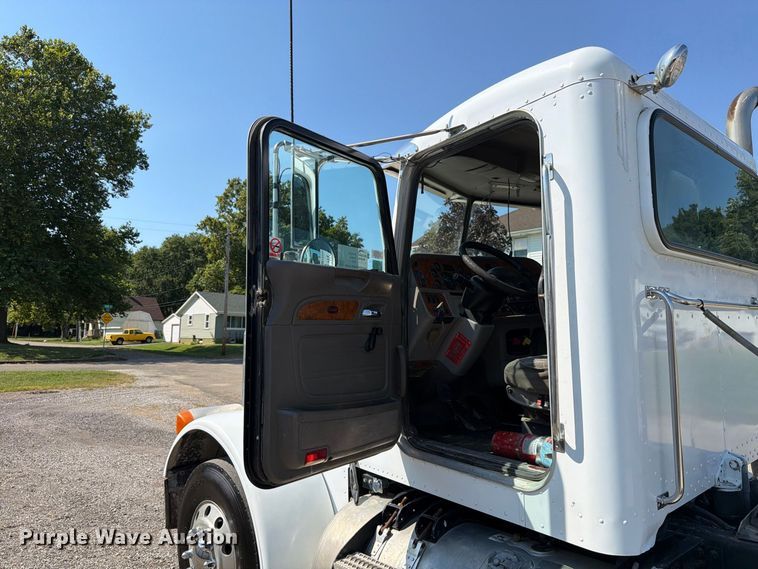 image for item FK4157 2006 Peterbilt 379 semi truck