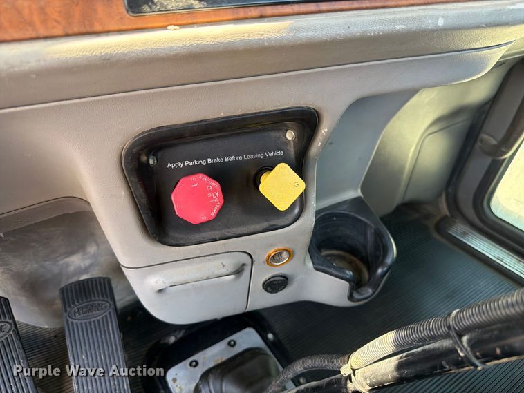 image for item FK4157 2006 Peterbilt 379 semi truck