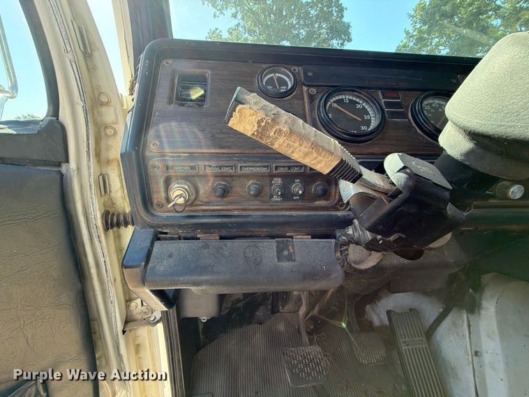 image for item FK5061 1997 Freightliner FLC semi truck