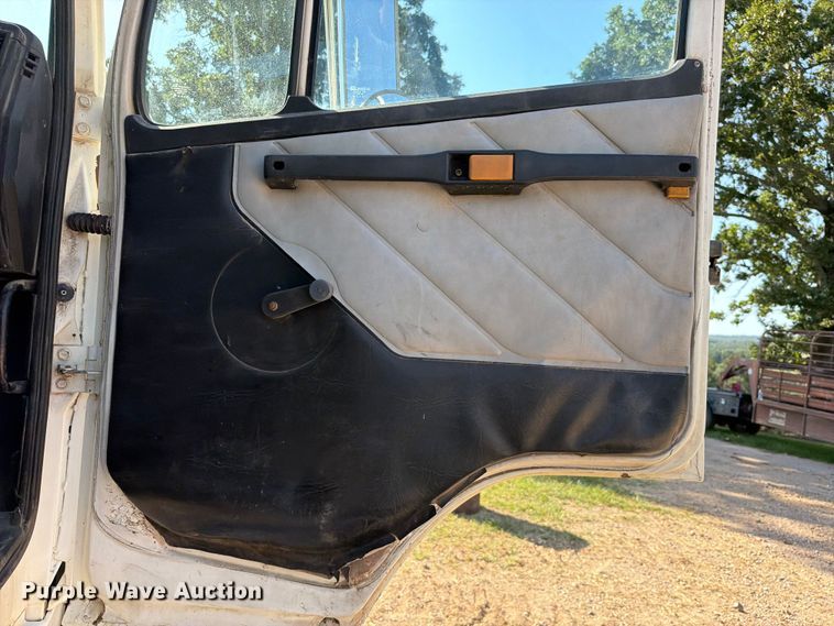 image for item FK5061 1997 Freightliner FLC semi truck