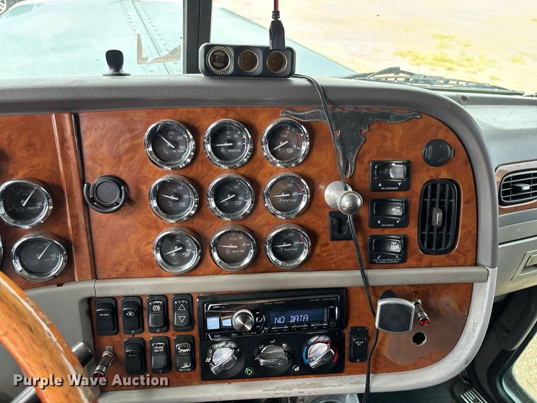 image for item FM6508 2006 Peterbilt 379 semi truck