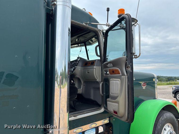 image for item FM6508 2006 Peterbilt 379 semi truck